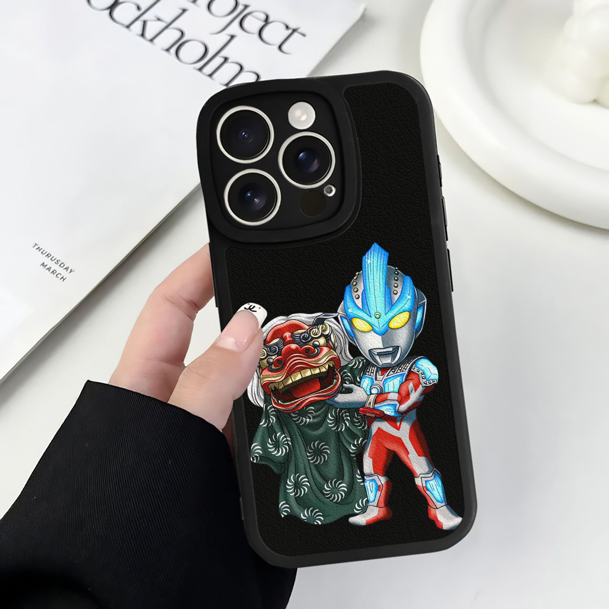 （画像用） ウルトラマン Ultraman 【iPhone 16シリーズ対応】シリコンスマホケース（レザー調） 材質：シリコン